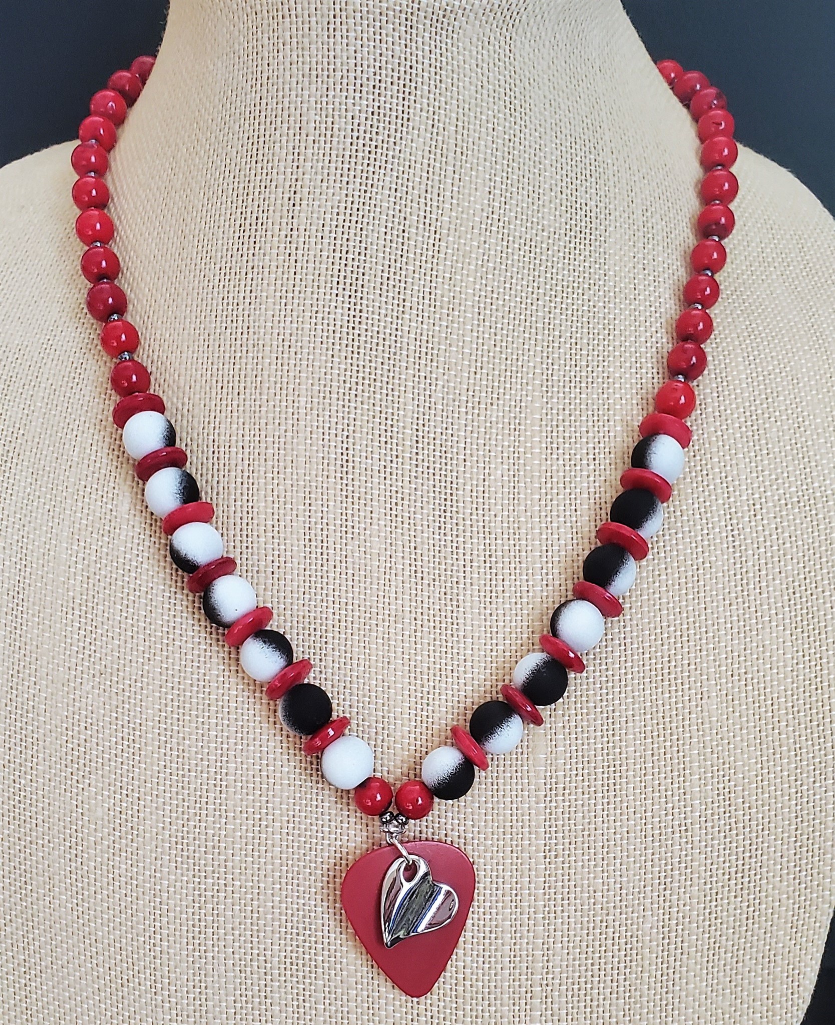 Picture of Wavy Heart necklace